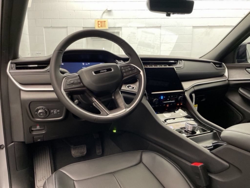 New 2025 Jeep Grand Cherokee Limited w/ Luxury Tech Group II RWD image 9