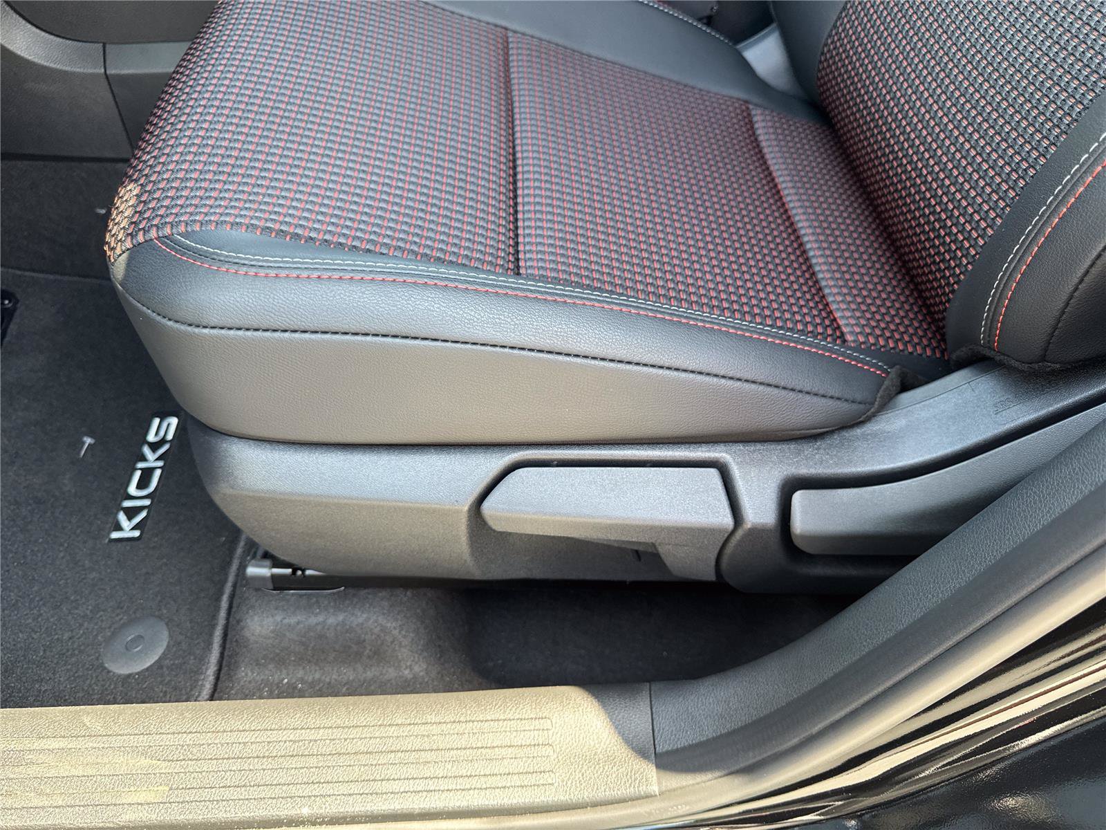 New 2026 Nissan Kicks SR FWD image 12