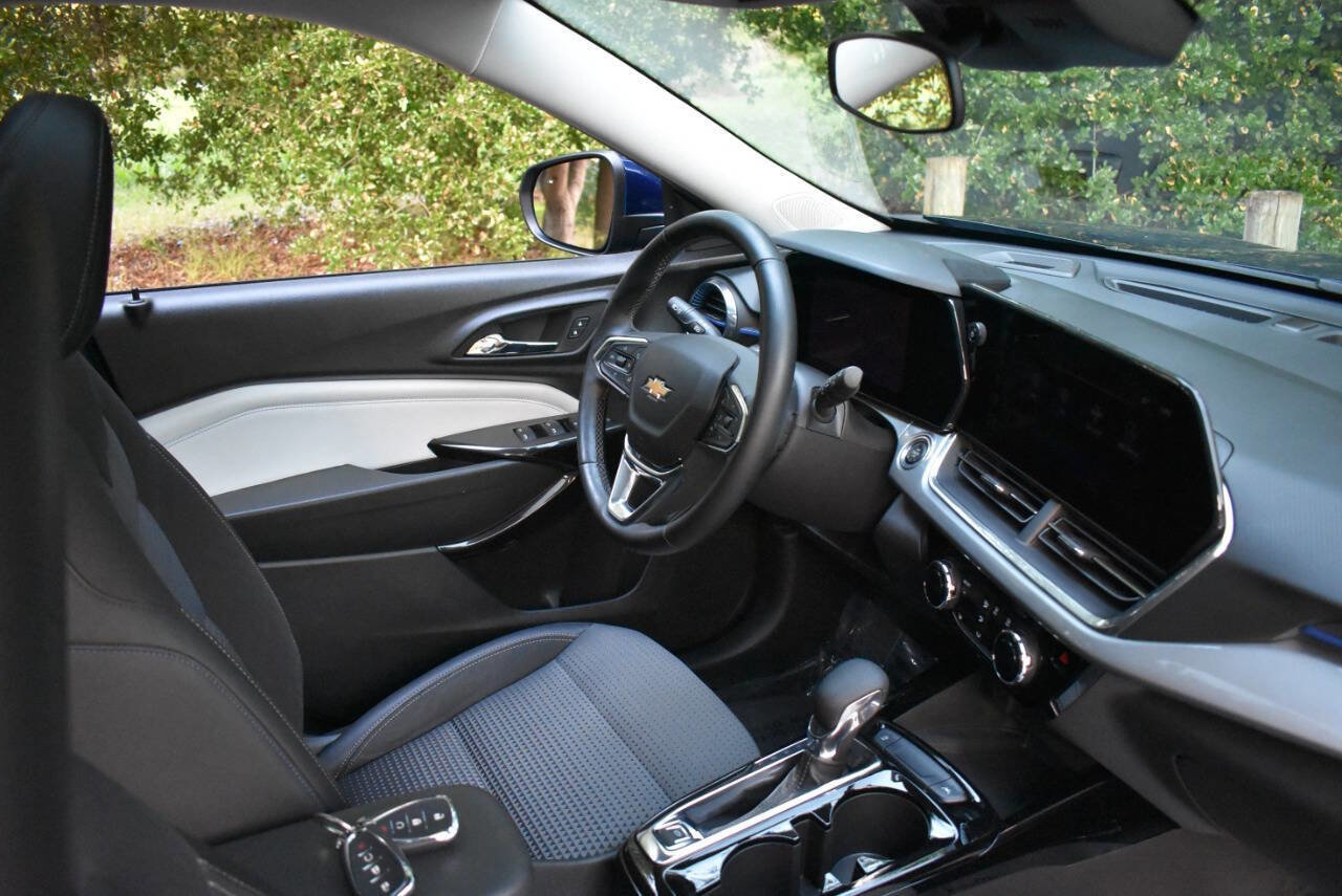 Used 2024 Chevrolet Trax LT w/ Sunroof Package FWD image 23