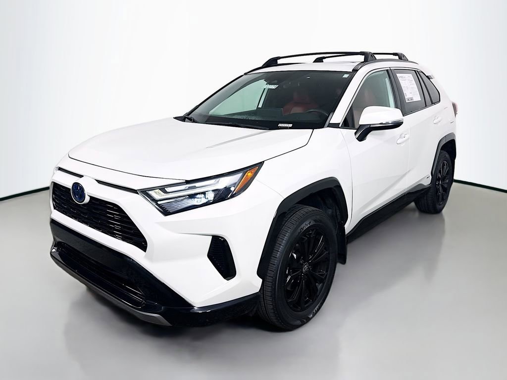 Used 2022 Toyota RAV4 SE image 3
