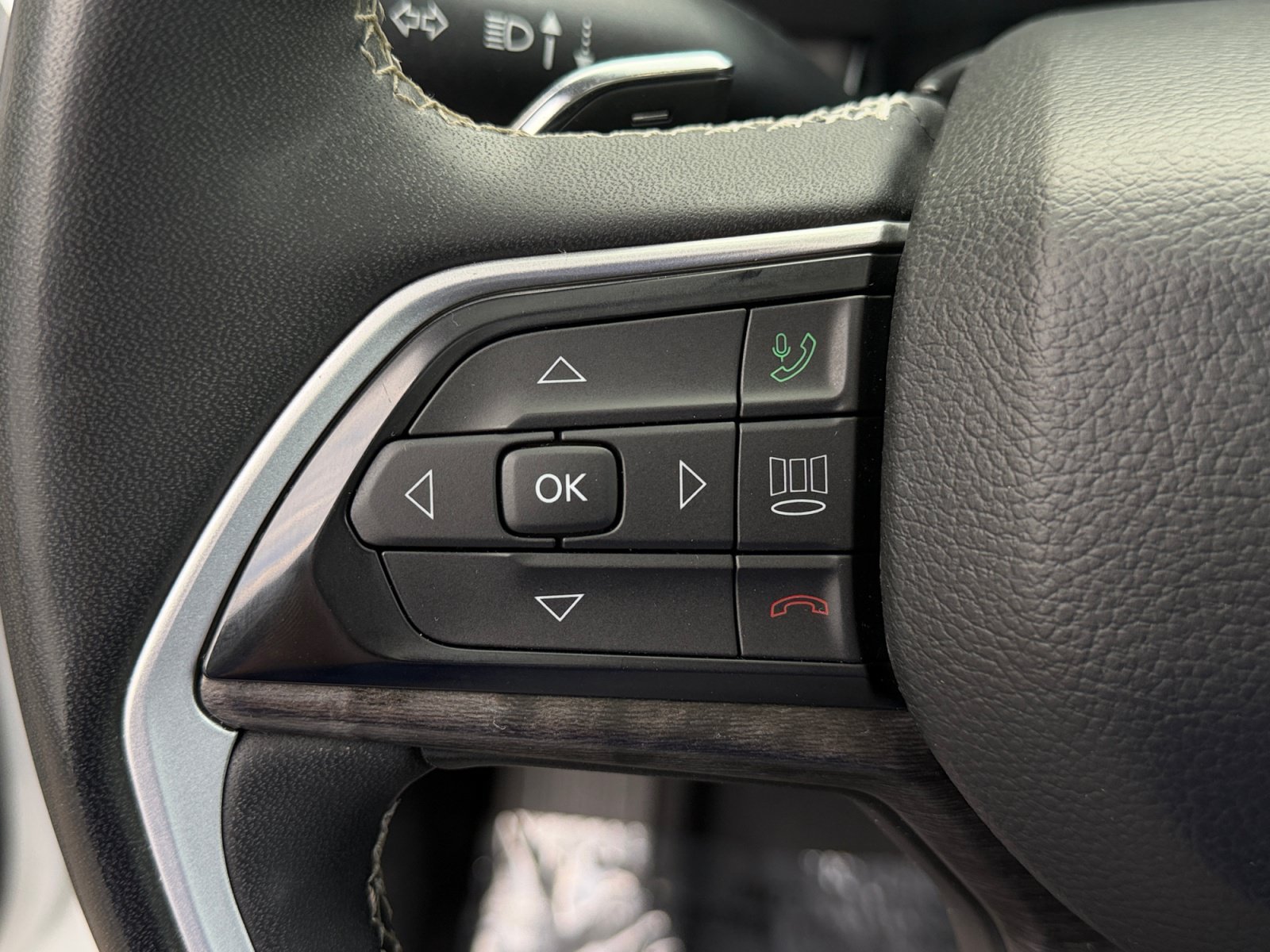 Used 2023 Jeep Grand Cherokee Limited w/ Black Appearance Package AWD/4WD image 42