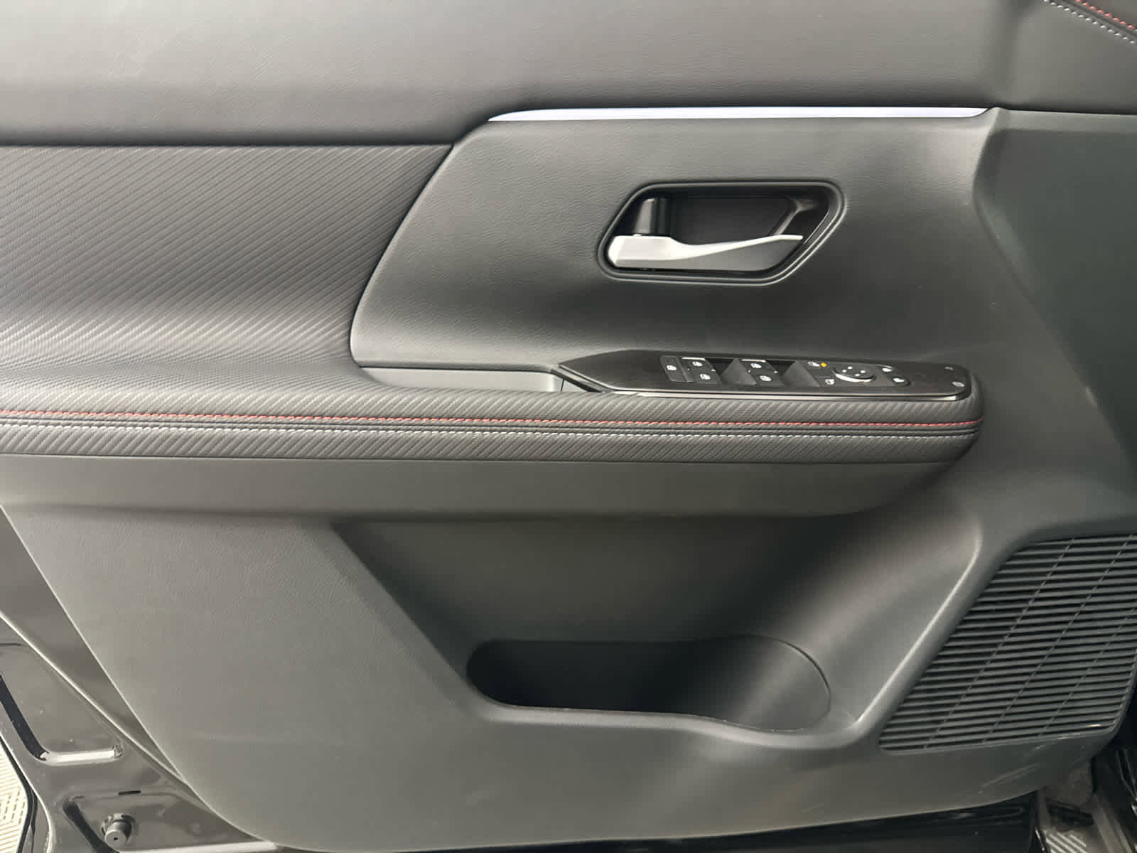 New 2026 Nissan Kicks SR image 13