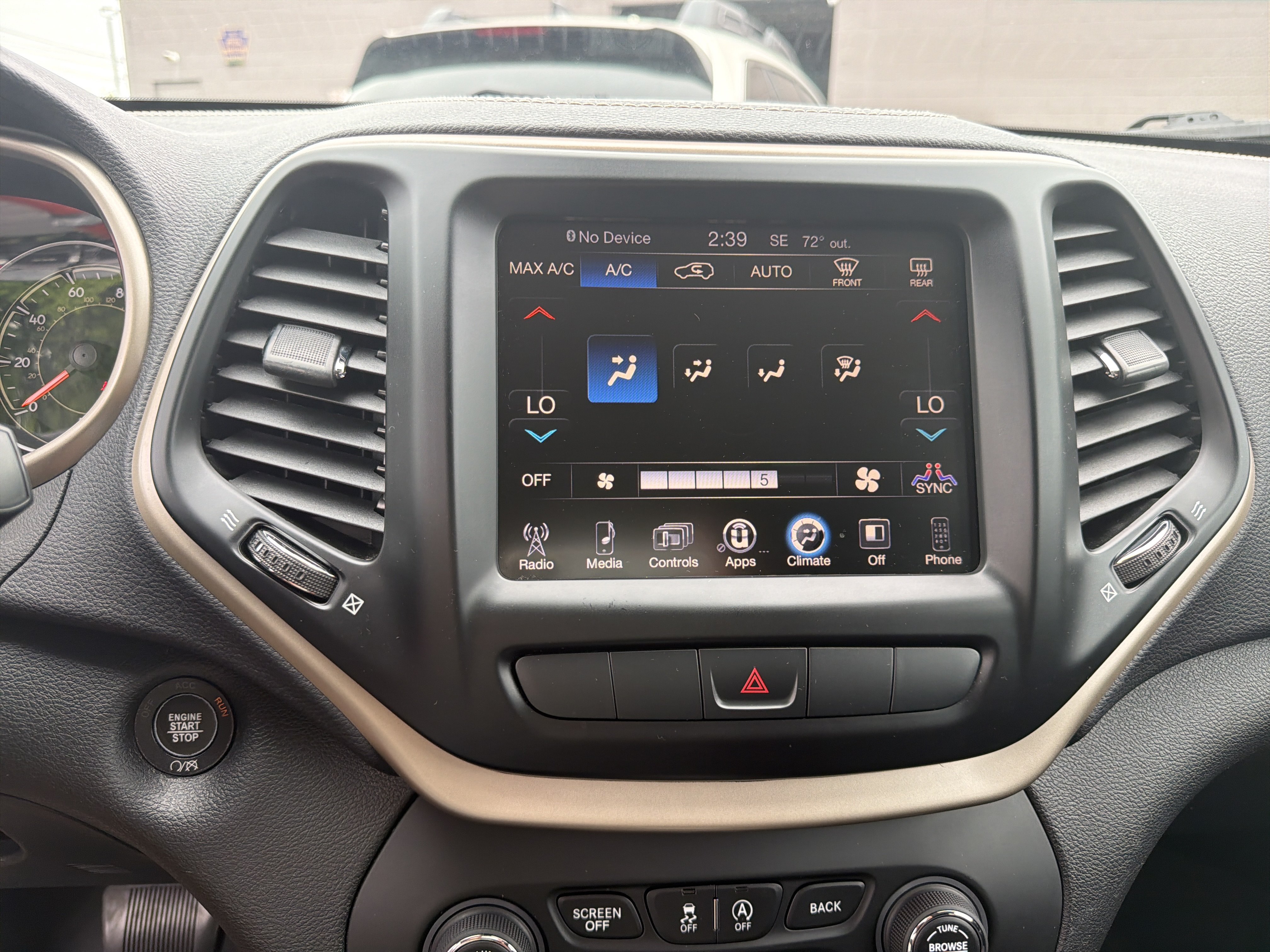 Used 2015 Jeep Cherokee Latitude w/ Comfort/Convenience Group AWD/4WD image 28