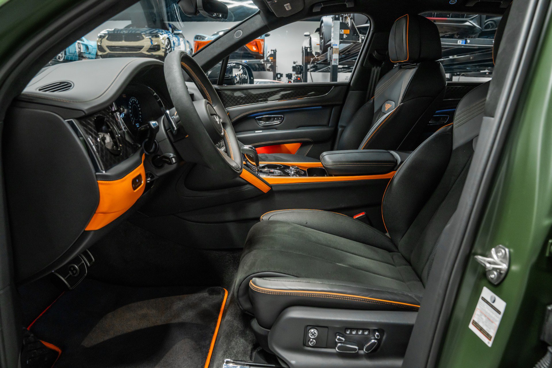 Used 2025 Bentley Bentayga image 38