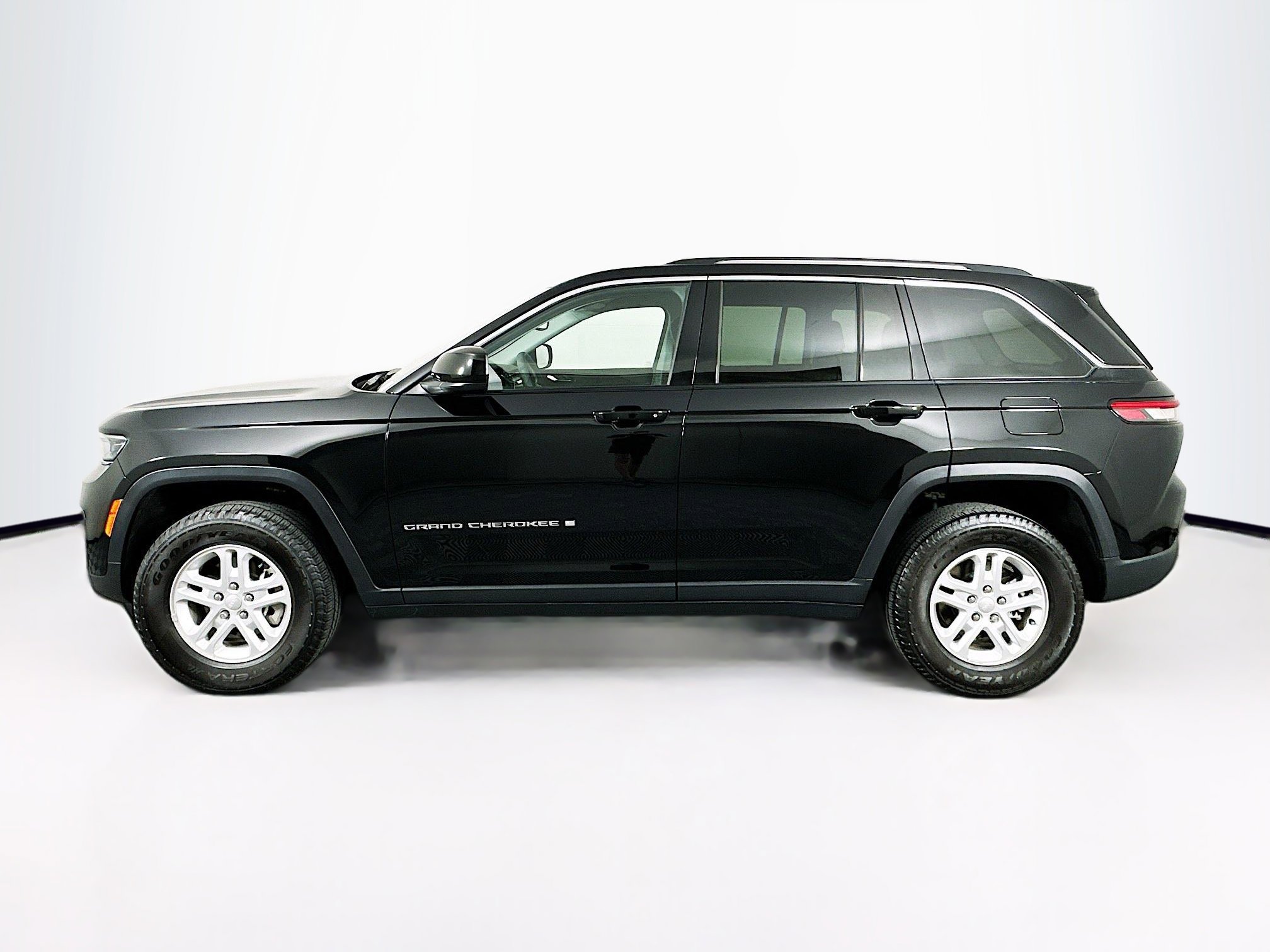 Used 2023 Jeep Grand Cherokee Laredo w/ Luxury Tech Group I AWD/4WD image 4