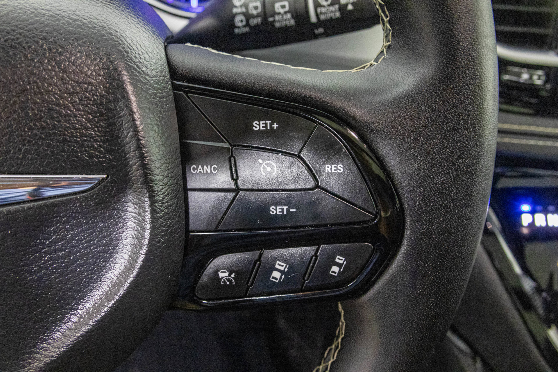 Used 2025 Chrysler Pacifica Limited FWD image 33