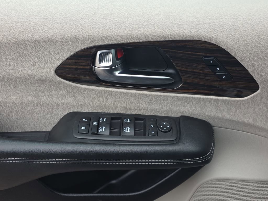Used 2023 Chrysler Pacifica Limited FWD image 29