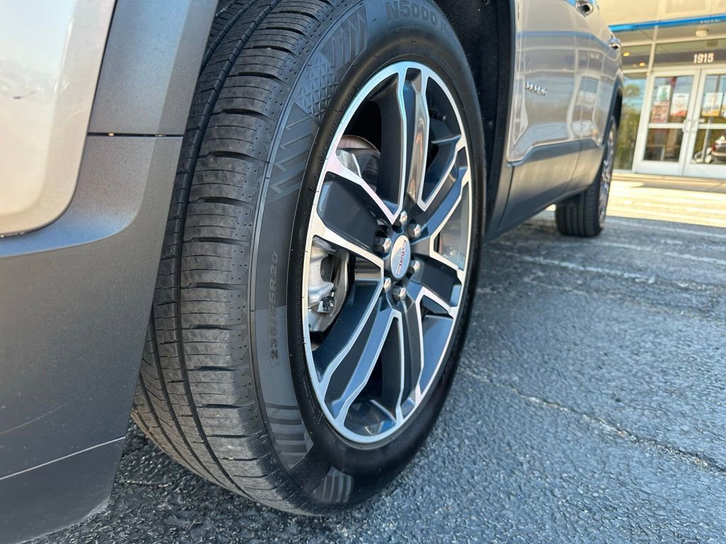 Certified 2023 GMC Acadia SLT w/ Preferred Package image 10