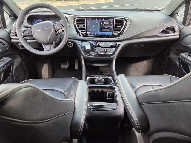 Used 2026 Chrysler Pacifica Limited w/ S Appearance Package FWD image 14