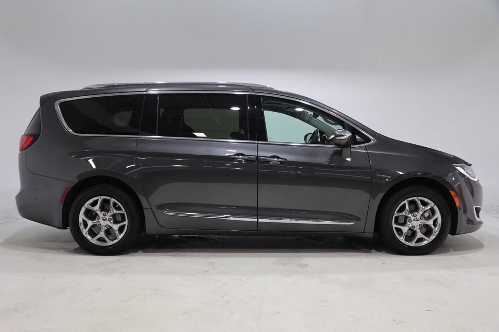 Used 2017 Chrysler Pacifica Limited w/ UConnect Theater Package FWD image 9