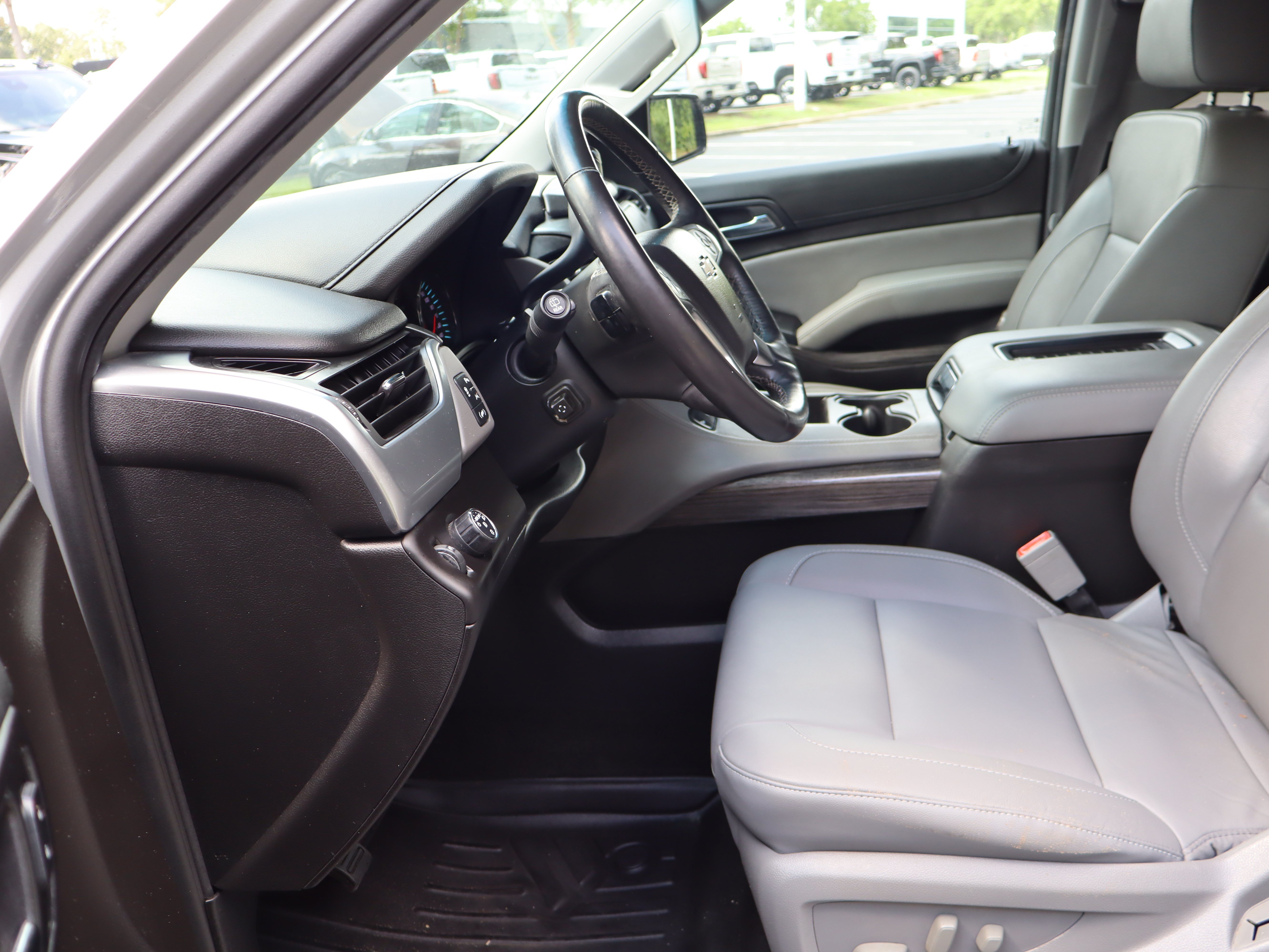 Used 2017 Chevrolet Suburban LT w/ Luxury Package RWD image 12