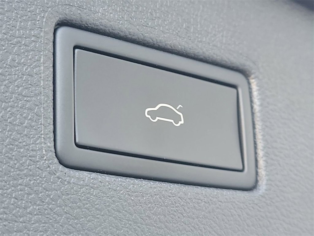 Used 2022 Volkswagen Tiguan SE image 12