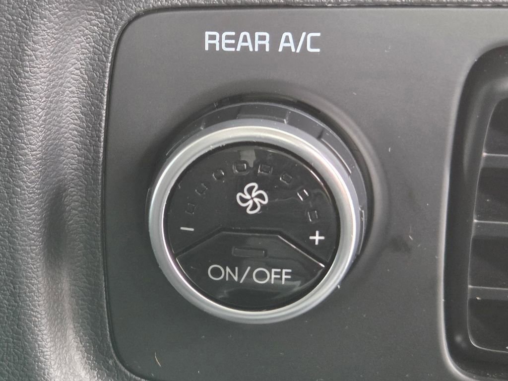 Used 2025 Hyundai Santa Fe SEL FWD image 33