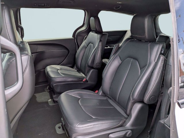 Used 2024 Chrysler Pacifica Limited FWD image 13