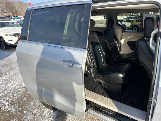 Certified 2024 Chrysler Pacifica Touring-L image 20
