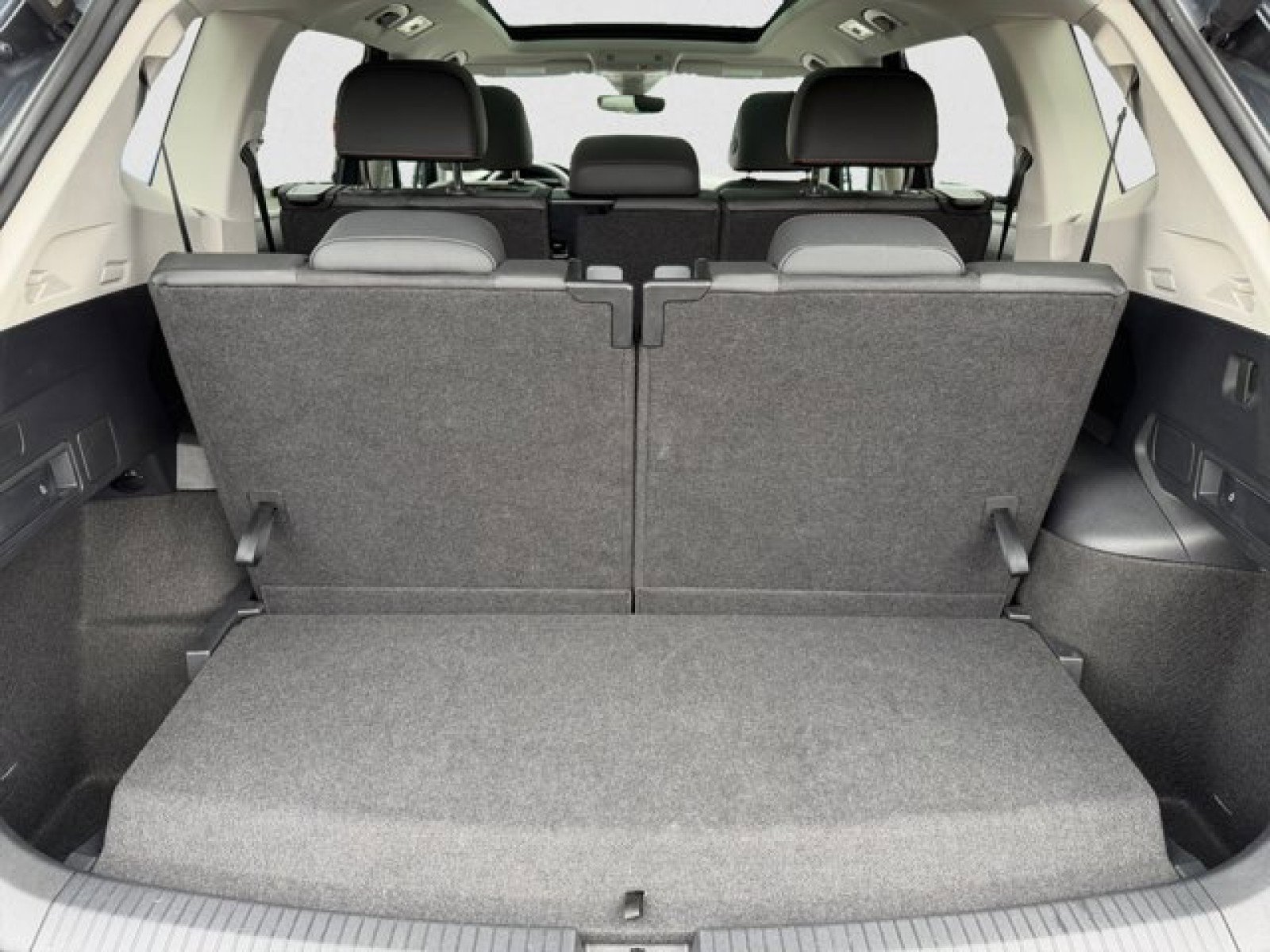 Used 2024 Volkswagen Tiguan Wolfsburg Edition image 20