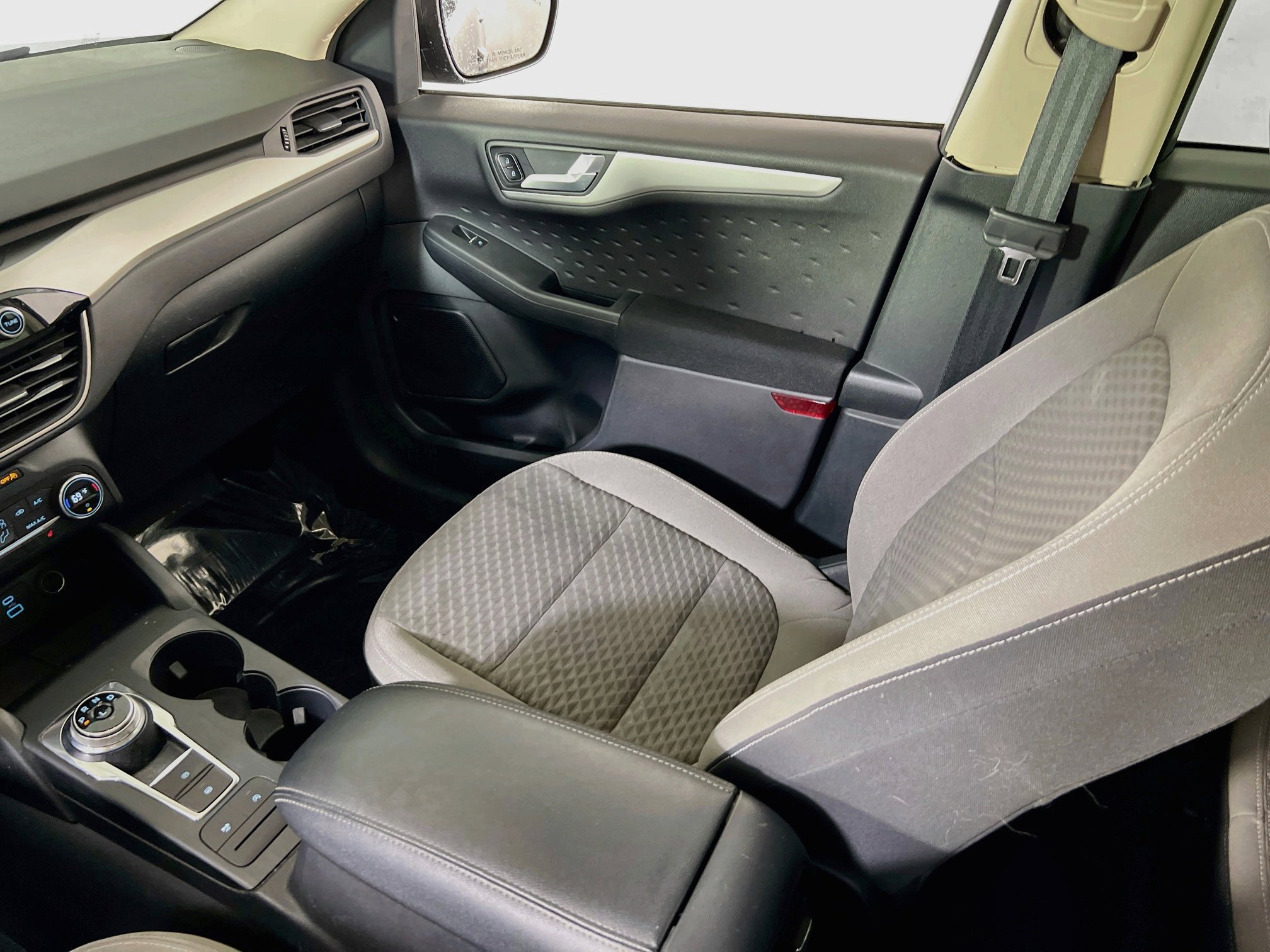 Used 2020 Ford Escape SE image 24