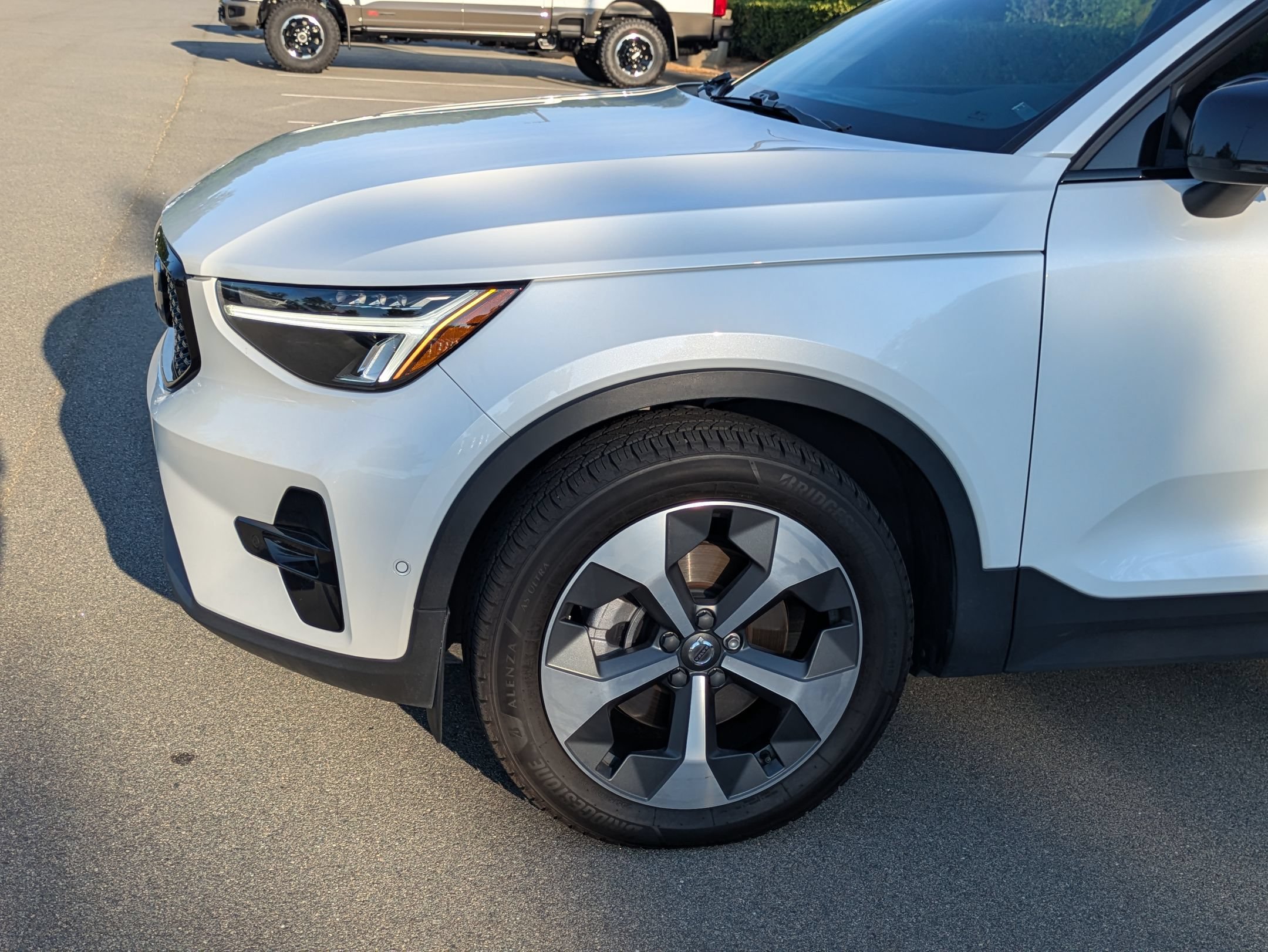 Used 2023 Volvo XC40 B4 Ultimate FWD image 11