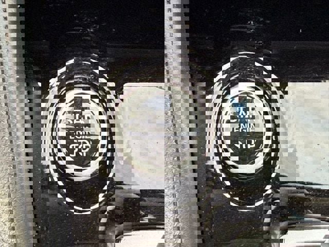 New 2025 Nissan Versa SR w/ Trunk Package image 28