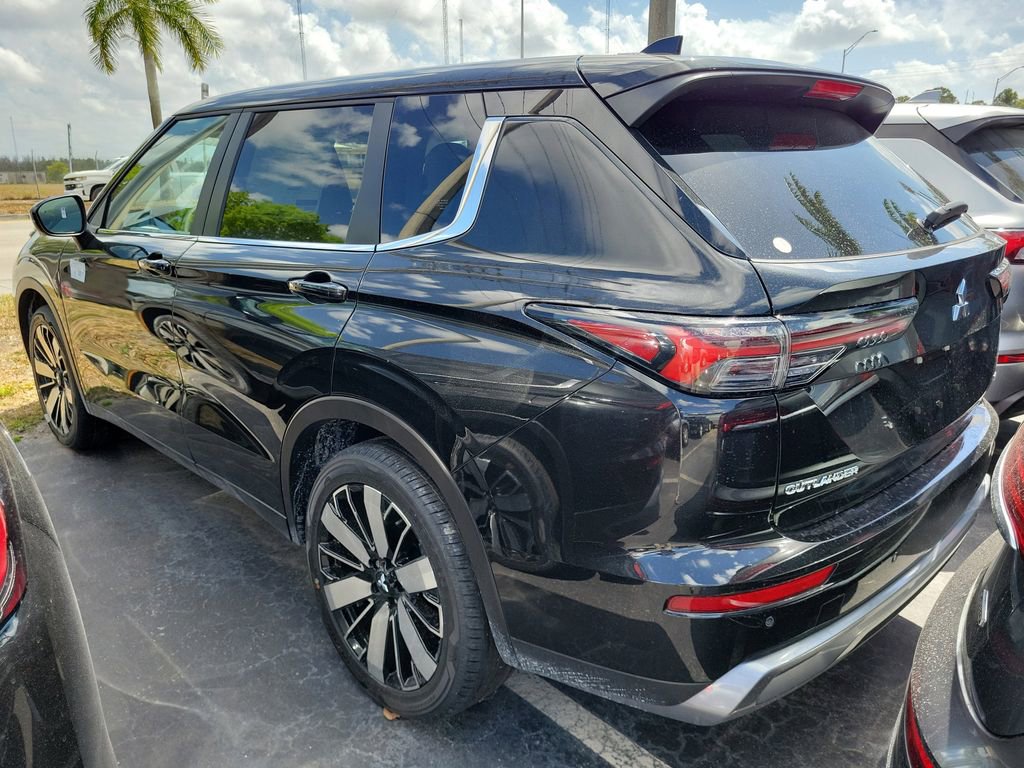 New 2025 Mitsubishi Outlander SE image 3