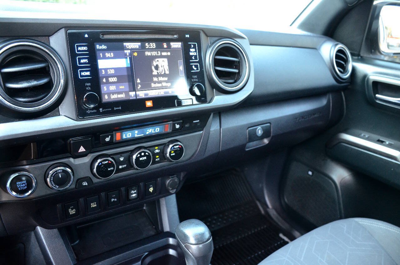 Used 2017 Toyota Tacoma TRD Sport AWD/4WD image 17