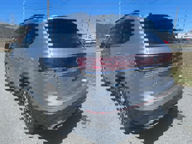 Used 2025 Volkswagen Atlas SE AWD/4WD image 4