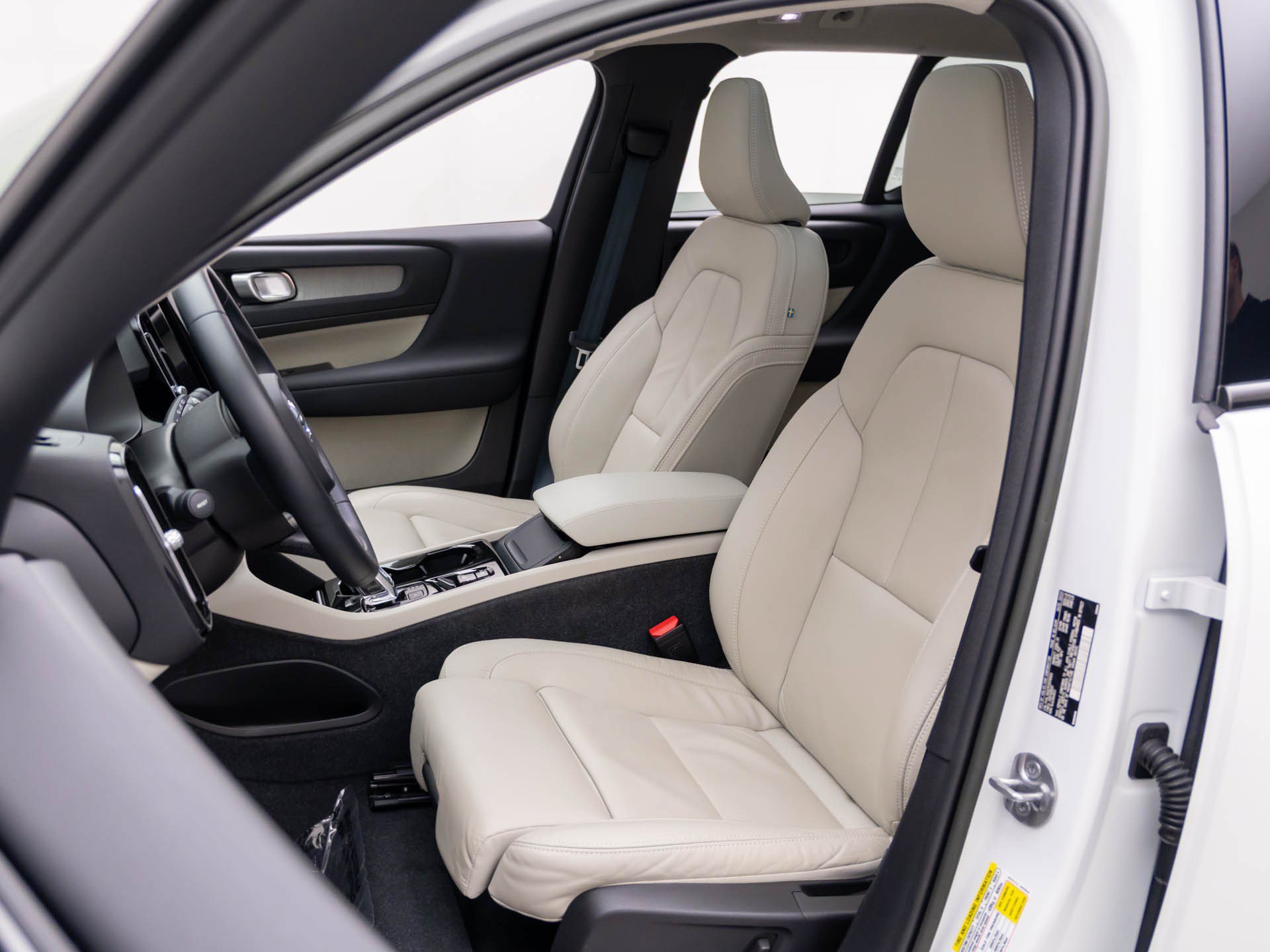 Used 2023 Volvo XC40 B5 Ultimate w/ Protection Package Premier AWD/4WD image 17