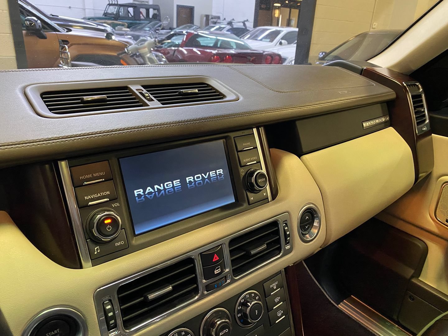Used 2011 Land Rover Range Rover HSE LUX AWD/4WD image 14