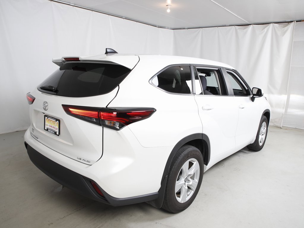 Used 2024 Toyota Highlander LE image 3
