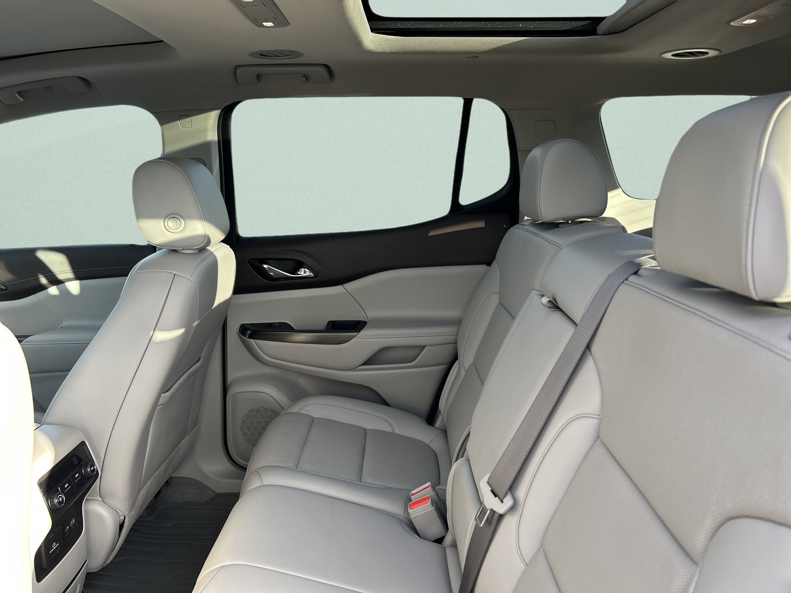 Used 2023 GMC Acadia SLT image 13