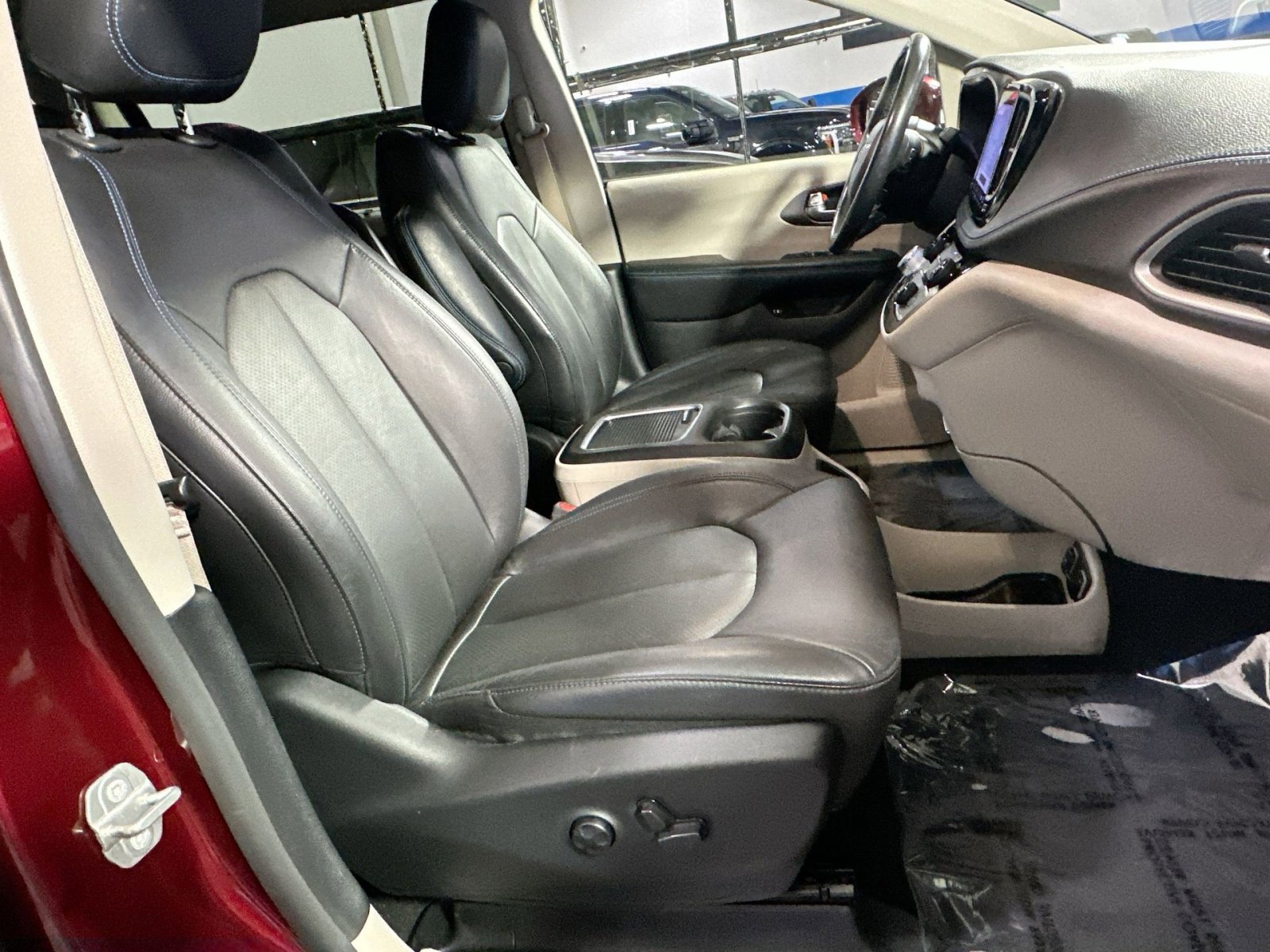 Used 2021 Chrysler Pacifica Touring-L image 37