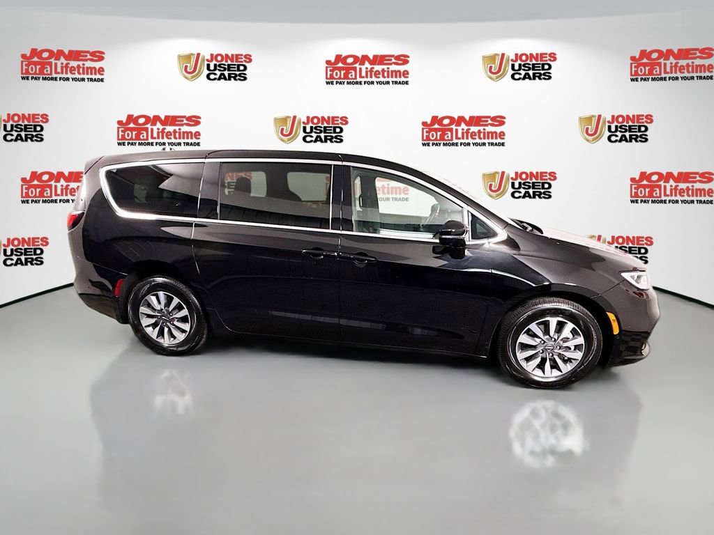 Used 2025 Chrysler Pacifica Select FWD image 16