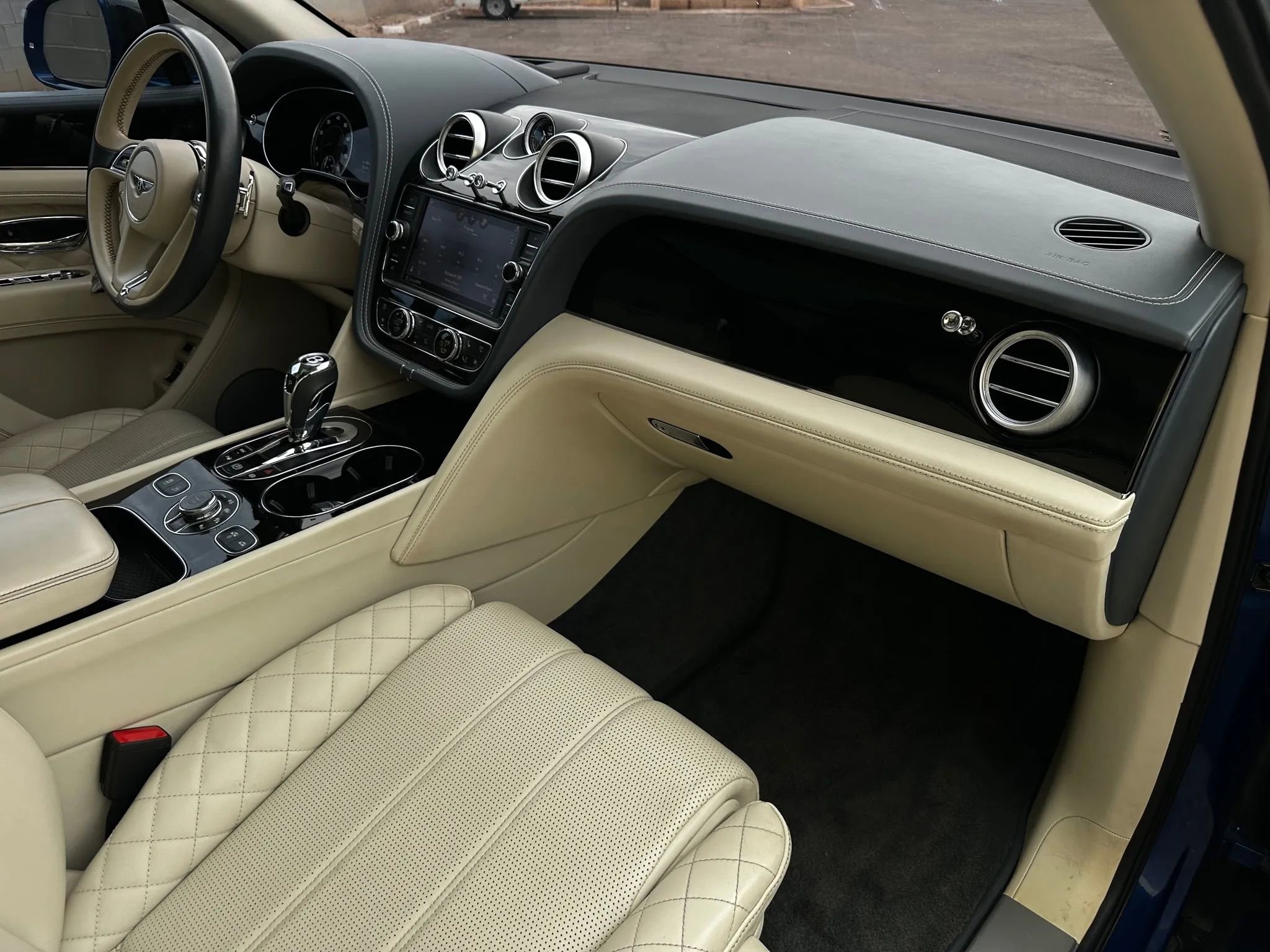 Used 2017 Bentley Bentayga AWD/4WD image 29