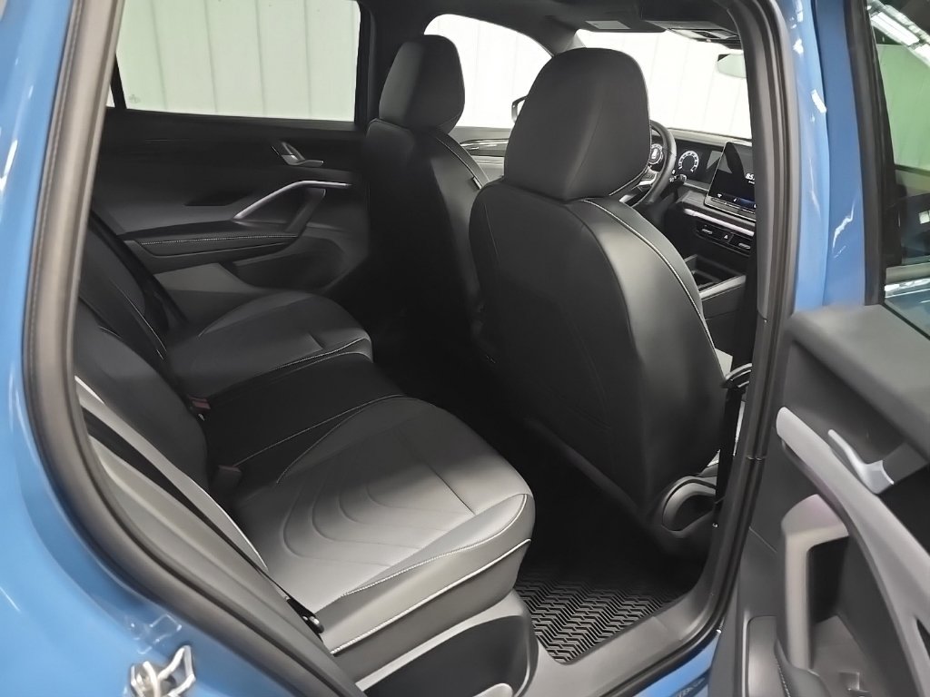 Used 2025 Volkswagen Tiguan SE R-Line AWD/4WD image 20