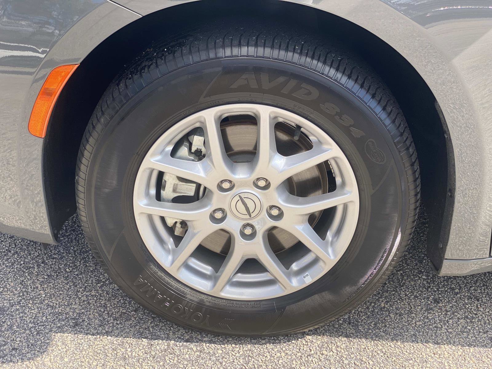 Certified 2025 Chrysler Pacifica Select FWD image 12