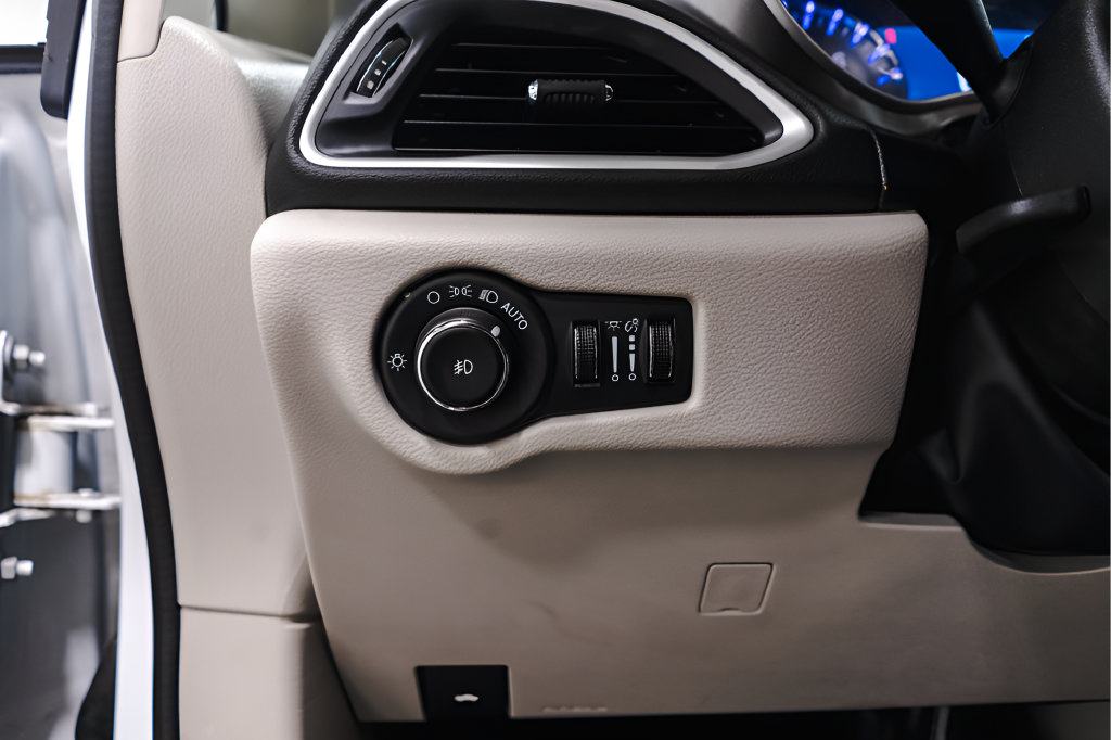 Used 2024 Chrysler Pacifica Touring-L FWD image 19