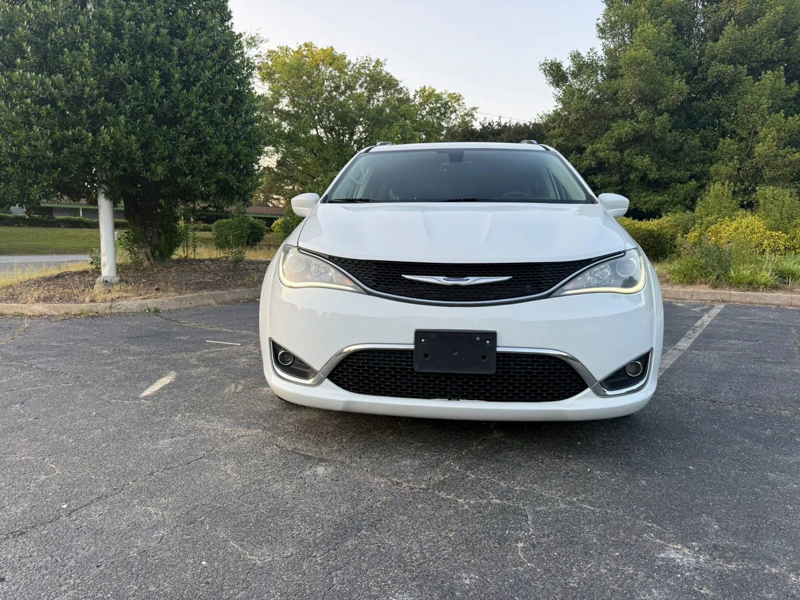 Used 2019 Chrysler Pacifica Touring-L FWD image 2