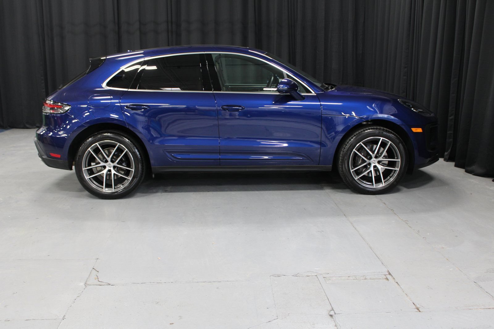 Certified 2025 Porsche Macan AWD/4WD image 9