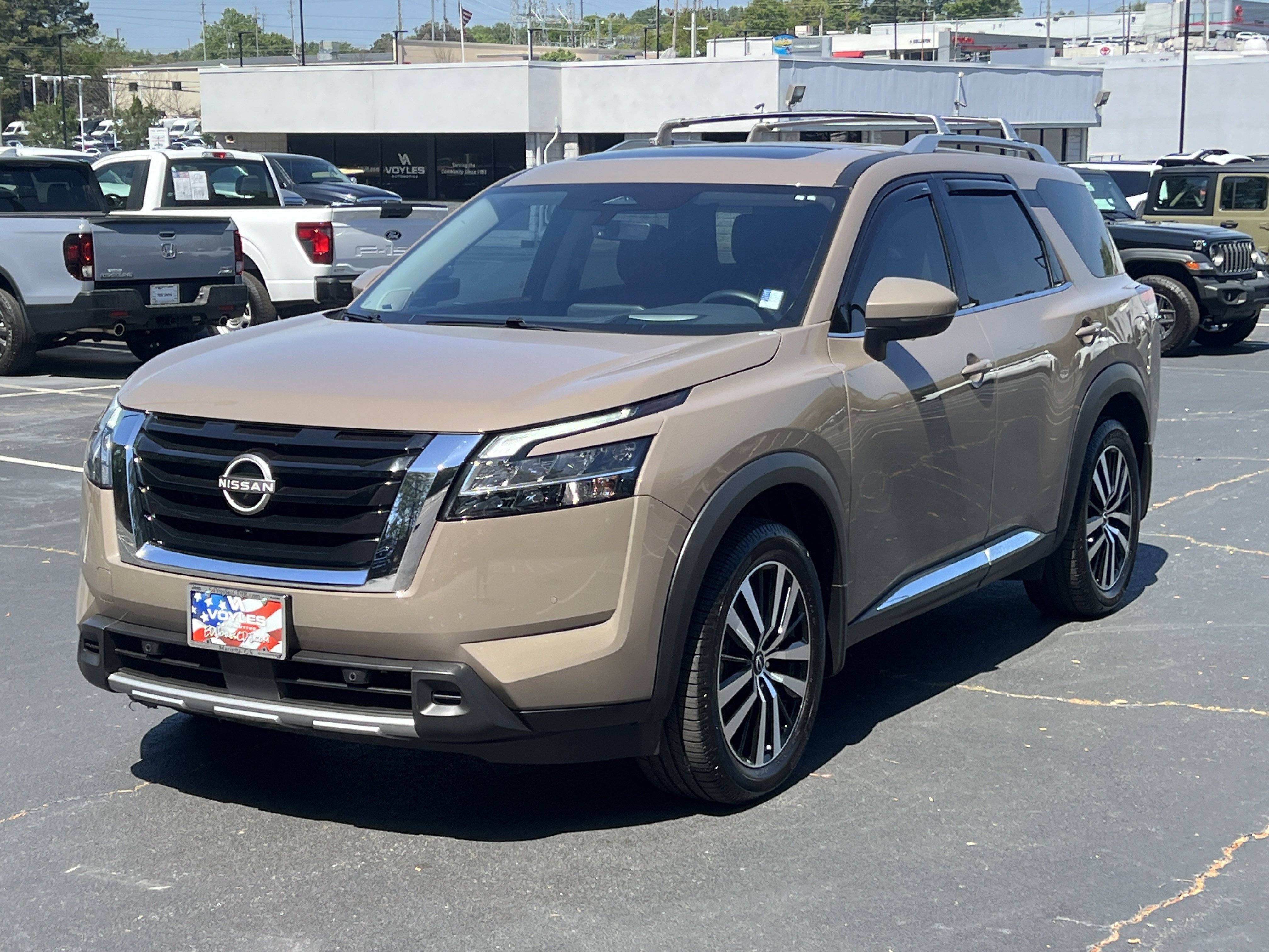 Used 2024 Nissan Pathfinder Platinum w/ Cargo Package image 3