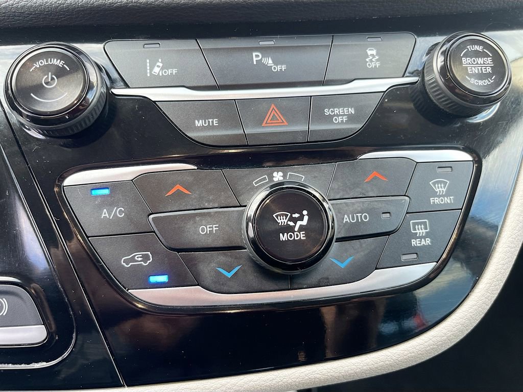 Used 2024 Chrysler Pacifica Select image 16