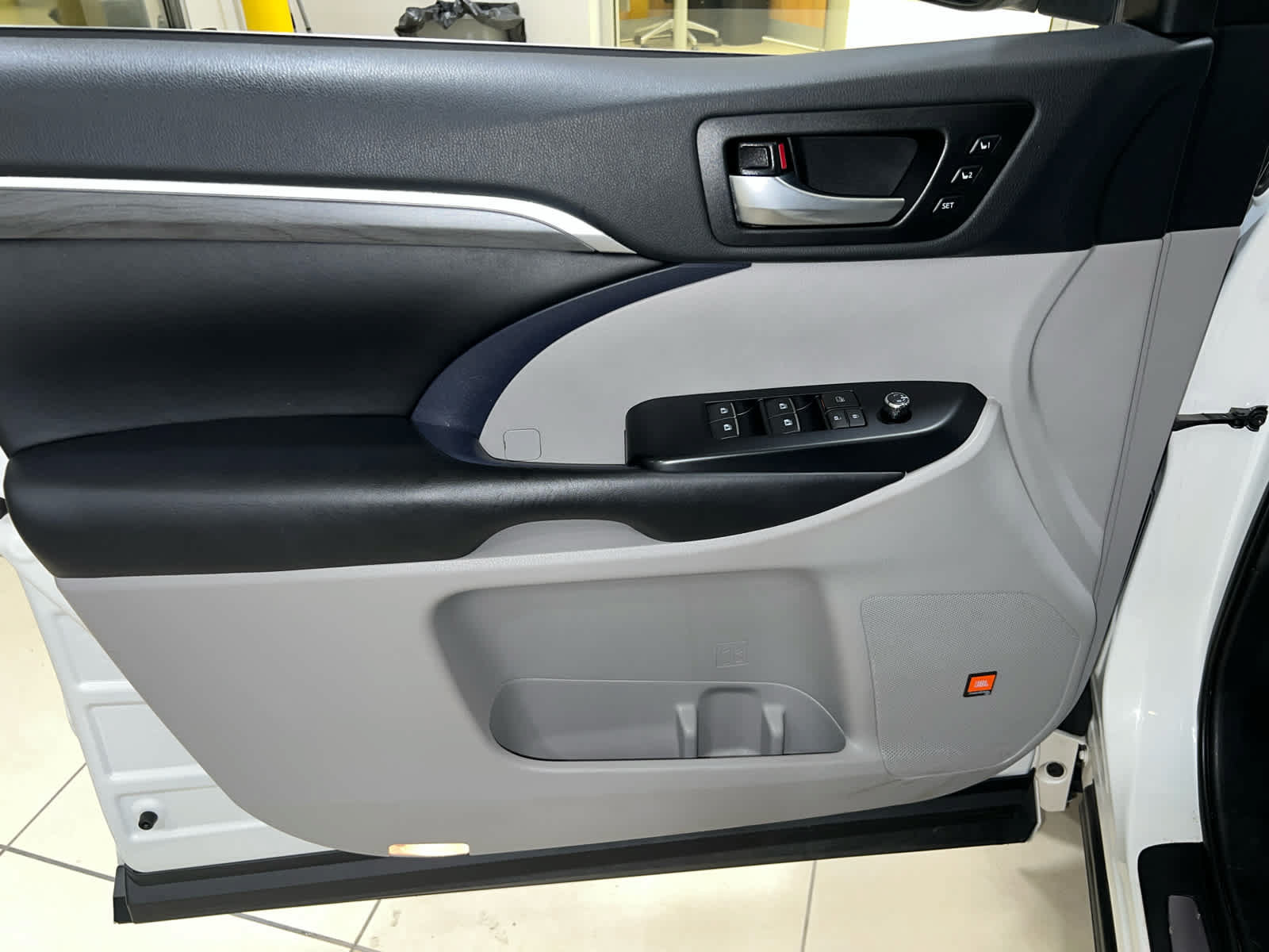 Used 2019 Toyota Highlander Limited Platinum w/ Carpet Mat Package (TMS) AWD/4WD image 17