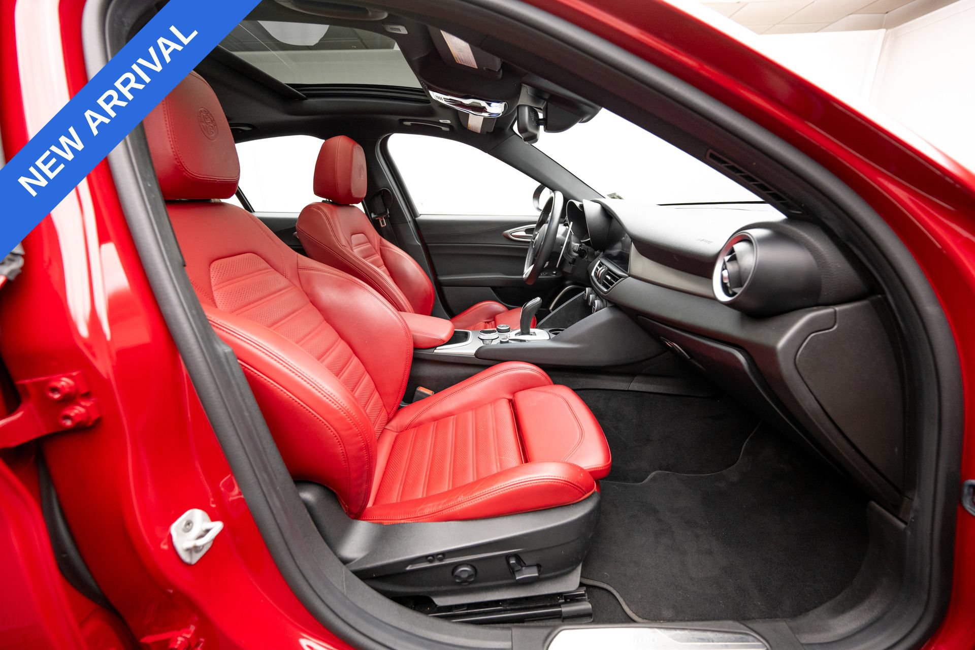 Used 2023 Alfa Romeo Giulia Veloce AWD/4WD image 12