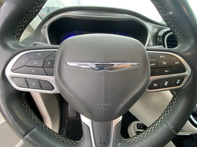 Used 2023 Chrysler Pacifica Touring-L image 17