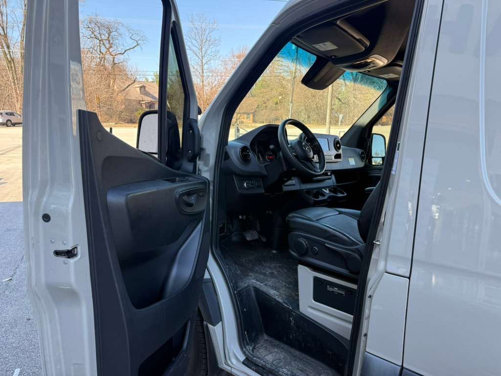 Used 2023 Mercedes-Benz Sprinter 2500 image 18