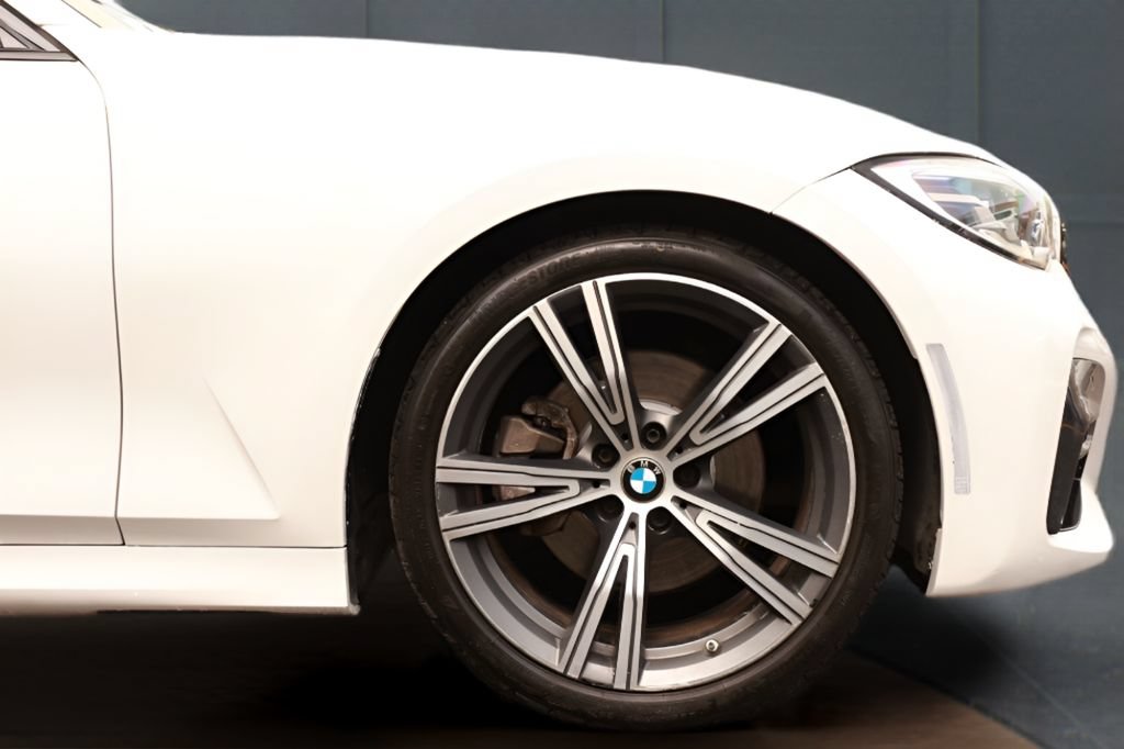 Used 2020 BMW 330i Sedan w/ M Sport Package RWD image 17