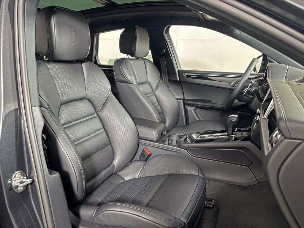 Used 2026 Porsche Macan AWD/4WD image 39