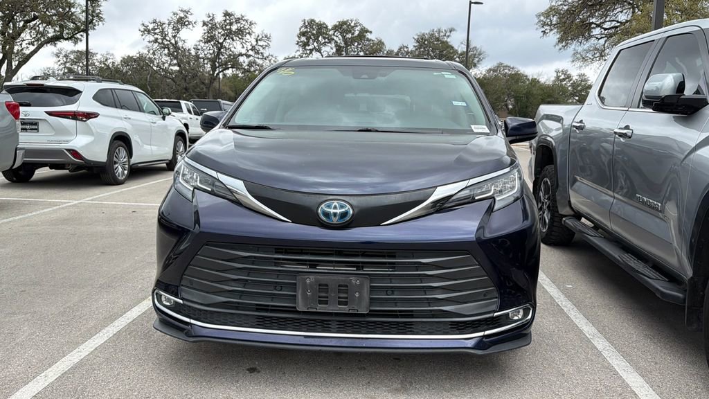 Certified 2022 Toyota Sienna XLE image 2