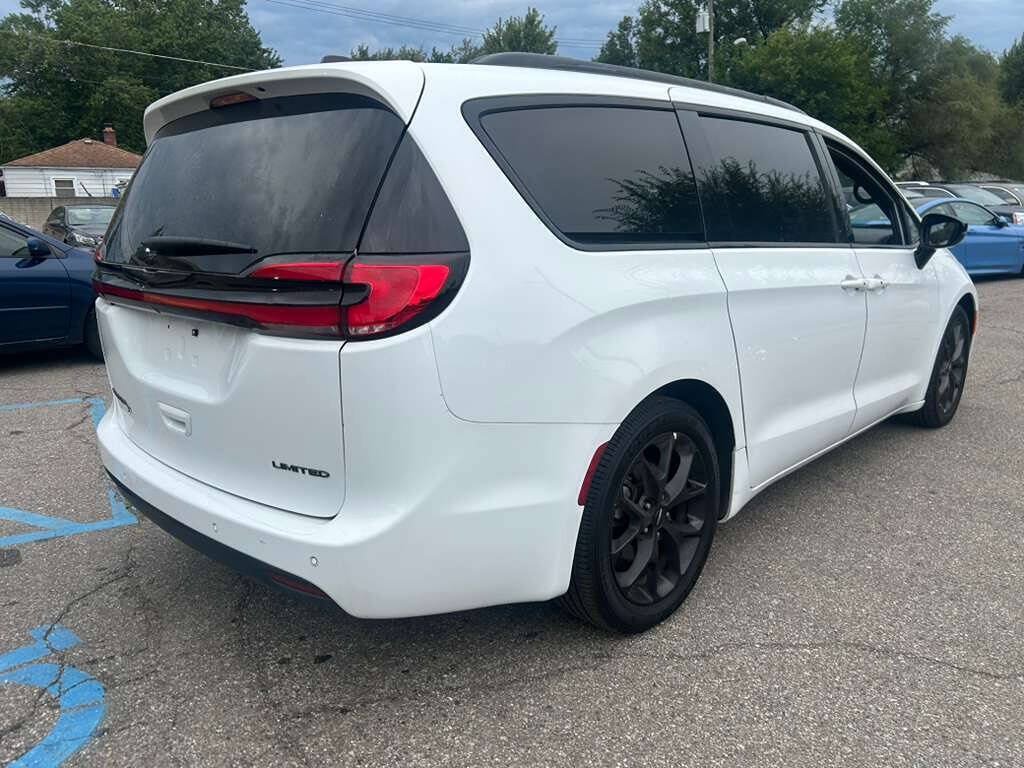 Used 2025 Chrysler Pacifica Limited FWD image 5