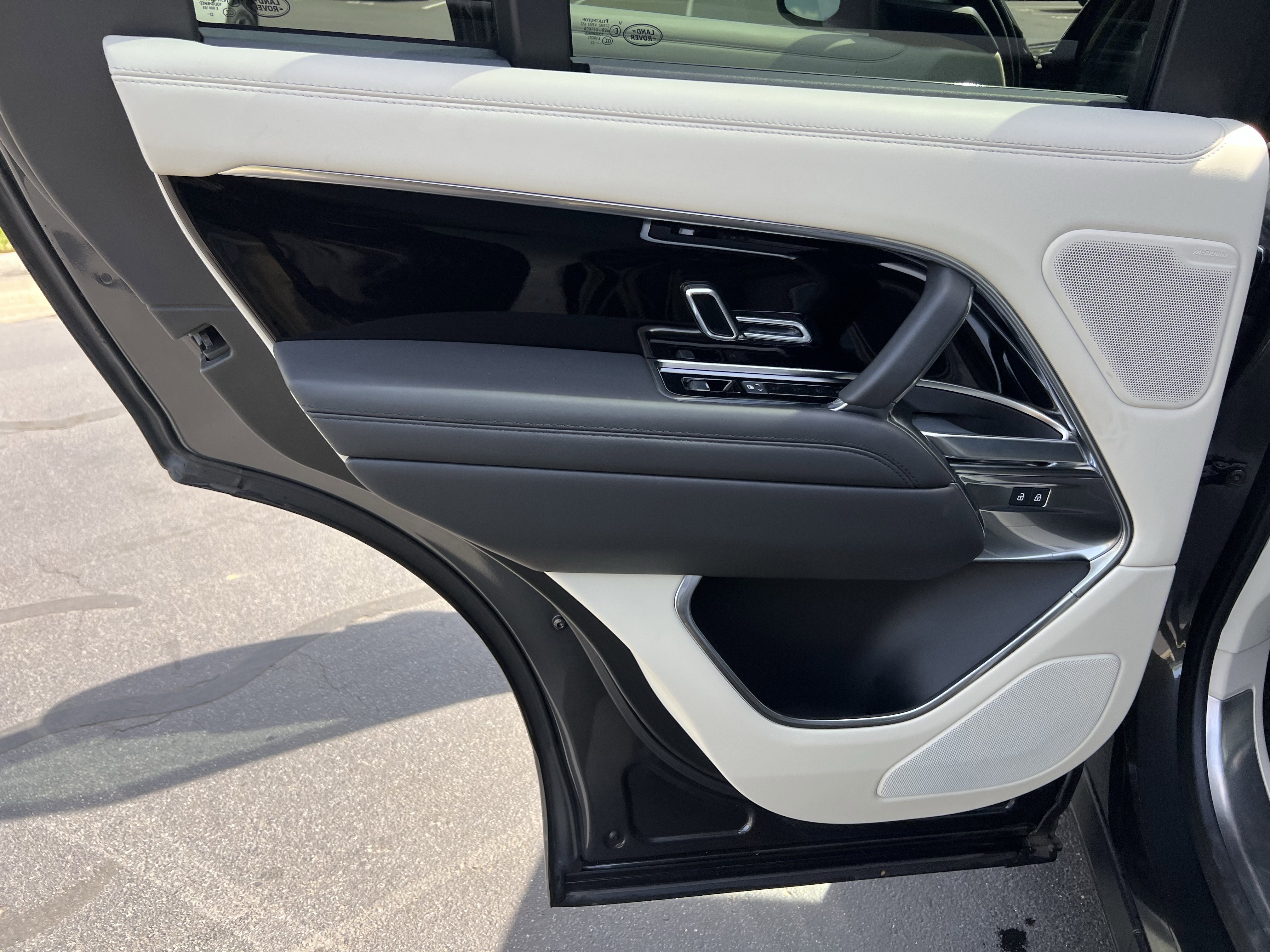 Certified 2024 Land Rover Range Rover SE image 28