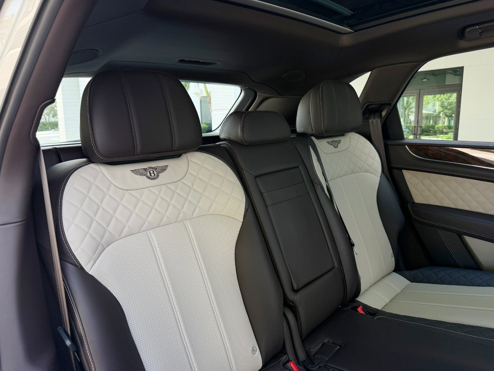Used 2019 Bentley Bentayga AWD/4WD image 37